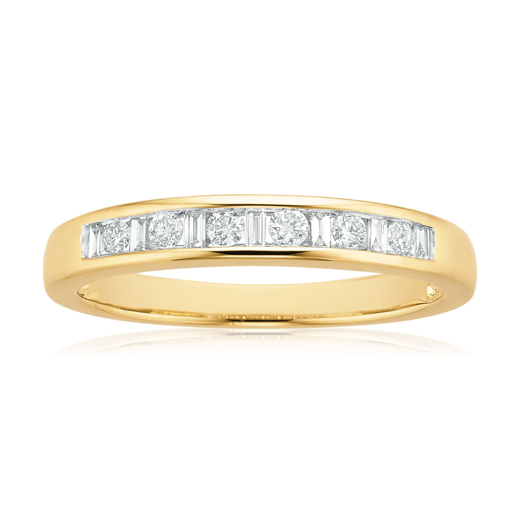 18ct Yellow Gold Round Brilliant Cut with 1/4 Carat tw of Diamonds Ring